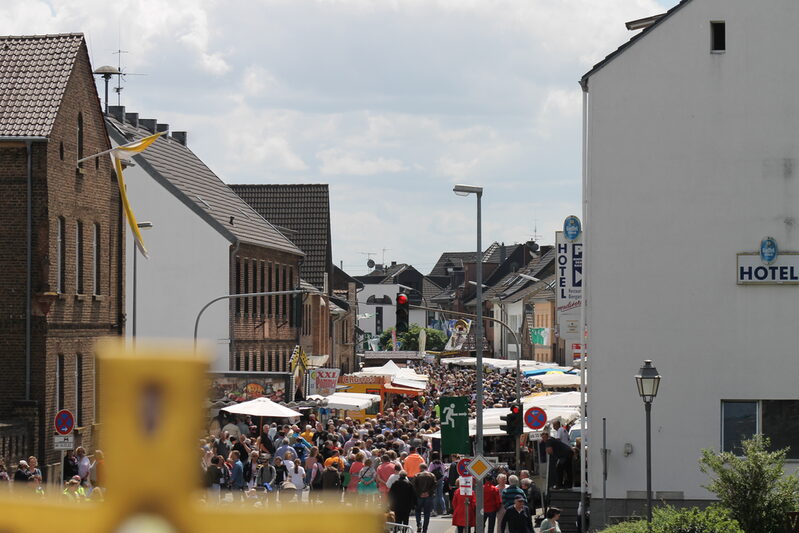 Symbolbild: Der Jahrmarkt auf der Gymnicher Hauptstraße am Gymnicher Ritt aus Blickrichtung Rittaltar