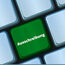 Weiße Tastatur, grüne Taste mit Beschriftung "Ausschreibung"
