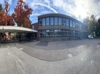 Außenansicht Gebäude Theodor Heuss Hauptschule in Lechenich