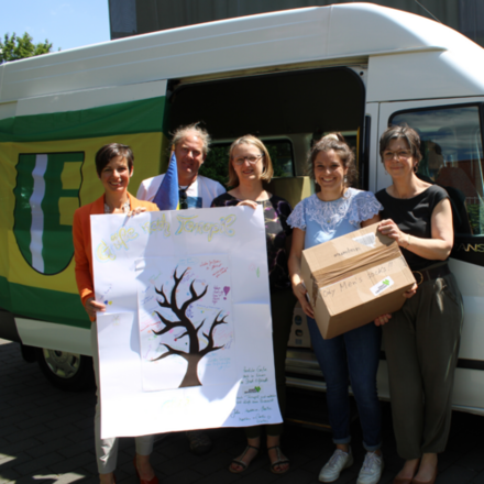 Pressefoto des Transports nach Ternopil mit der Kulturabteilung sowie der Bürgermeisterin und dem Blau-Gelben Kreuz Erftstadt