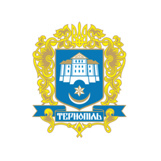 blaugelbes Wappen Ternopil. gelbe Ranken mit zentriertem Dreizack oben, in der Mitte auf Blau eine Burg, darunter der Schriftzug Ternopil auf kyrillisch