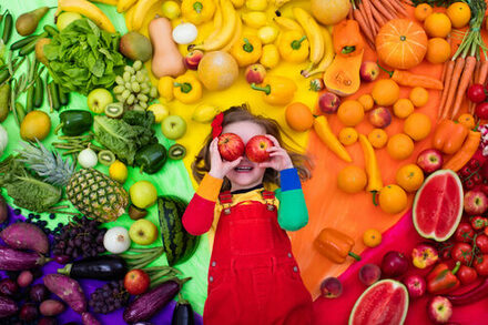 Bunte Früchte und Gemüse mit Kind