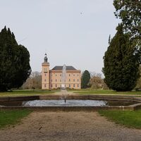 Herkulesfontäne im Schlosspark Gracht mit dem Schloss im Hintergrund