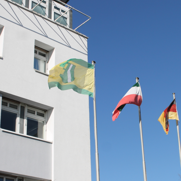 Vor dem Rathaus Erftstadt vier Flaggen, Stadt, Land NRW, Deutschland und blaugelbe Ukraine-Flagge