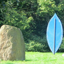 Blaue Skulptur und Steine im Park