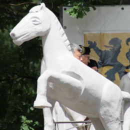 Symbolbild: Pferdeskulptur auf dem Rittplatz