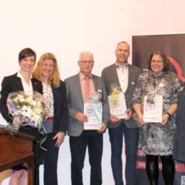 Gruppenbild: Auf Burg Konradsheim wurden die Heimat-Preise 2022 durch Bürgermeisterin Carolin Weitzel an das Unternehmerinnennetzwerk uTe, Hans Feil und die Echten Fründe von St. Kilian verliehen.