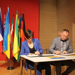 Bürgermeisterin Carolin Weitzel und der Sekretär des Stadtrates der Stadt Ternopil, Igor Hirchak, unterzeichnen die Städtepartnerschaft während des Festaktes