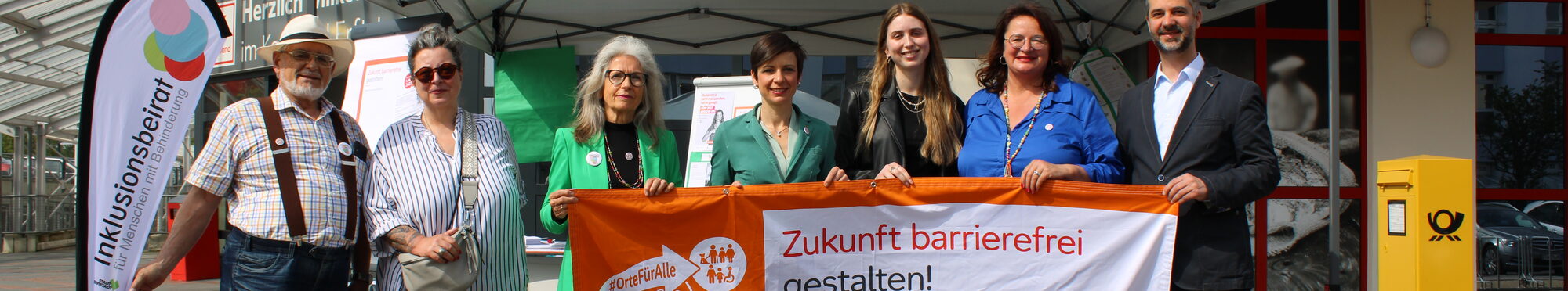 Gruppenbild mit Bürgermeisterin Carolin Weitzel am Informationsstand in Erftstadt-Liblar vor dem Kaufland.