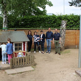 Gruppenbild auf dem Gelände der Kita an der Baumschule