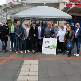 Gruppenbild zum Tag der Pflege am Aktionsstand vor dem Kaufland in Liblar