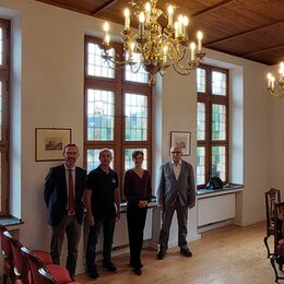 Über den zweiten Kronleuchter freuen sich Dr. Frank Bartsch, Michael Koch, Bürgermeisterin Carolin Weitzel und Karl Gey