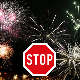 Symbolbild: Stoppschild vor Feuerwerk