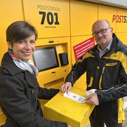 Bürgermeisterin Carolin Weitzel und Peter Mayer, Regionaler Politikbeauftragter der Deutschen Post, testeten gemeinsam die neue Poststation in Köttingen.