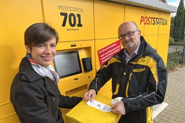 Bürgermeisterin Carolin Weitzel und Peter Mayer, Regionaler Politikbeauftragter der Deutschen Post, testeten gemeinsam die neue Poststation in Köttingen.