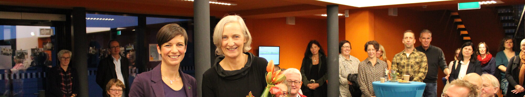 Carolin Weitzel verabschiedet Gudrun Mittelstedt. Diese hat einen Blumenstrauß in der Hand.
