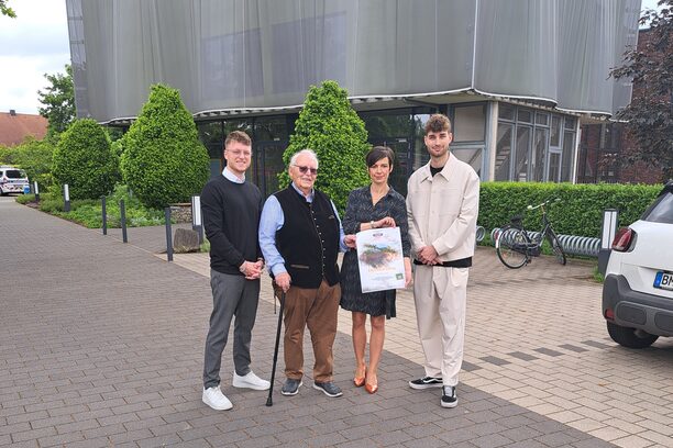 Gruppenbild mit den Filmemachern, der Bürgermeisterin und Helmut Zimmermann vor dem Anneliese Geske Haus in Liblar