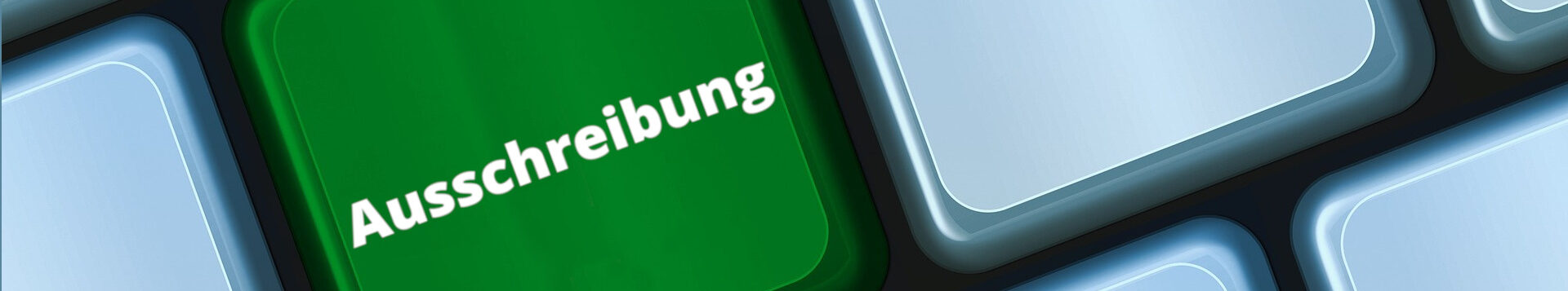 Weiße Tastatur, grüne Taste mit Beschriftung "Ausschreibung"