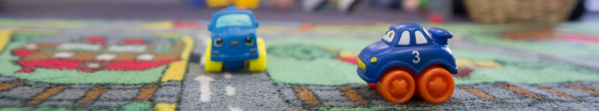 Ein Spielteppich mit Autos