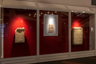 Präsentation der römischen Matronensteine aus dem Bestand der Archäologischen Sammlung des Stadtarchivs im Foyer des Rathauses in Liblar (Foto Stadtarchiv)