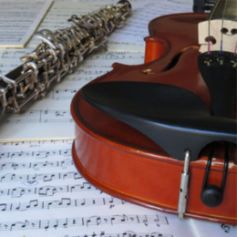 Violine neben einer Oboe liegen auf Notenheften