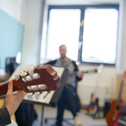 Bild einer Unterrichtsstunde Gitarre