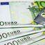 100-Euro-Scheine und eine Kreditkarte liegen aufgefächert auf einem Tisch, Nahaufnahme