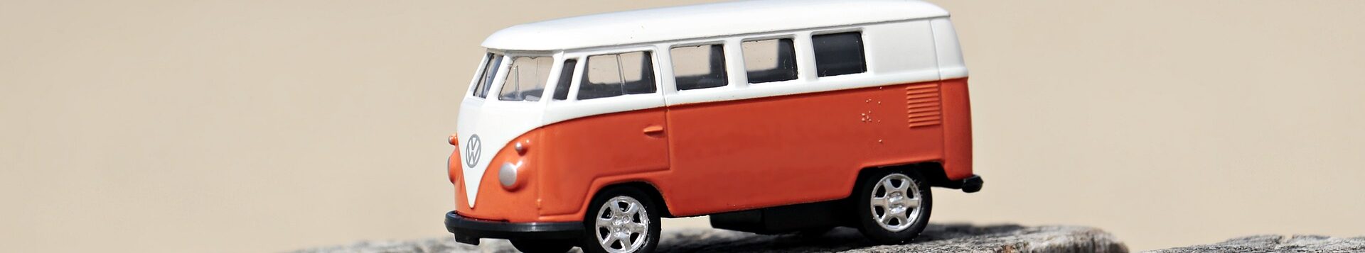 Symbolbild: VW Spielzeugbus vor Strandkulisse