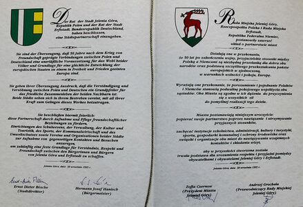 Ein doppelseitige Urkunde mit deutschem und polnischen Text und Wappen, sowie den jeweiligen Unterschriften der Bürgermeister, Stadtdirektor und Stadtratsvorsitzenden