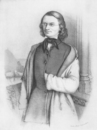 Schwarz-Weiß-Dreiviertelporträt eines jungen Mannes aus dem 19. Jh. Längere Haare, Brille, geknotetes Halstuch und einen längeren Überrock. Die Linke Hand steckt abgewinkelt in der Jacke