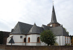 denkmalgeschütztes Kirchengebäude St. Remigius in Dirmerzheim