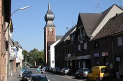 Hauptstraße von Gymnich mit St. Kunibert