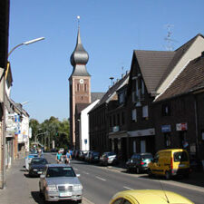 Hauptstraße von Gymnich mit St. Kunibert