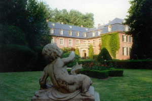 Kindförmige Statue im Garten vor dem Schloss Gymnich