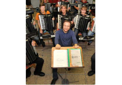 Das Bild des Akkordeon-Orchesters mit Dirigent