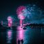 Feuerwerk pink blau auf Wasser