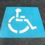 Rollstuhl auf blauem Hintergrund und grauem Asphalt
